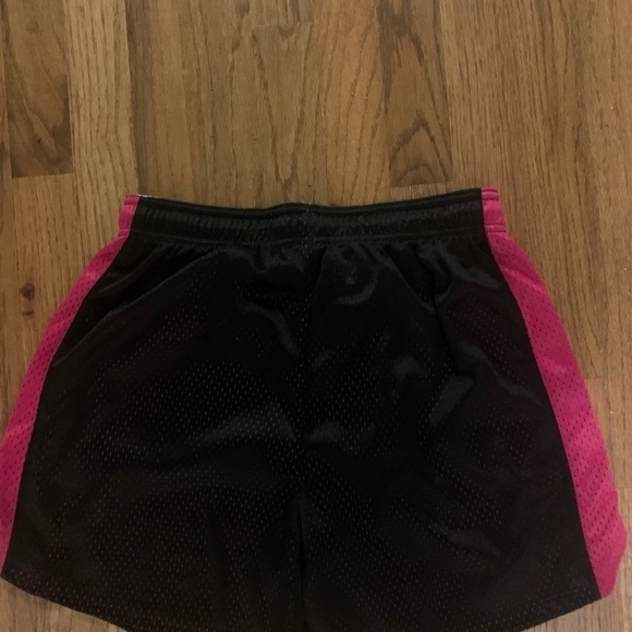 Under Armour Women’s gym shorts, size M - Picture 5 of 5